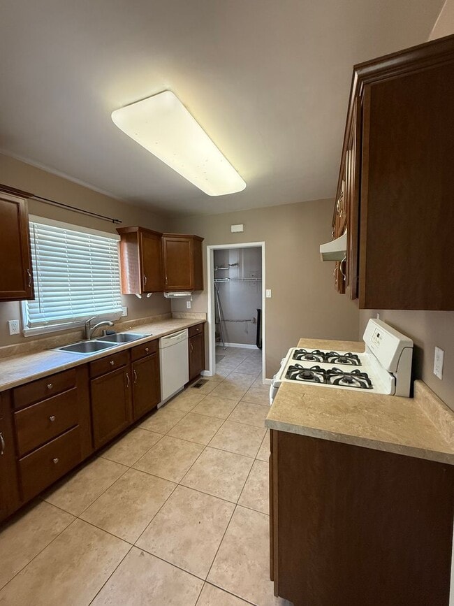 Building Photo - Charming 2 Bedroom 1 Bath