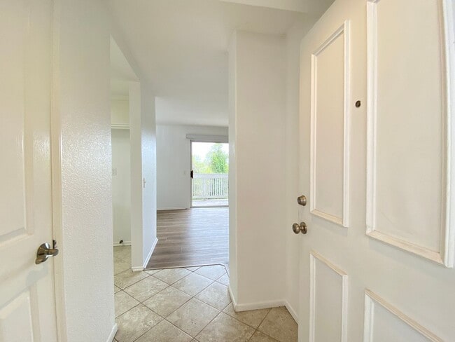 Building Photo - Bright 2 Bedroom Condo in Oceanside!