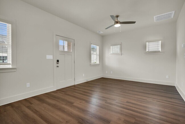 Foto del edificio - One Bedroom Cottage with Fenced Backyard!