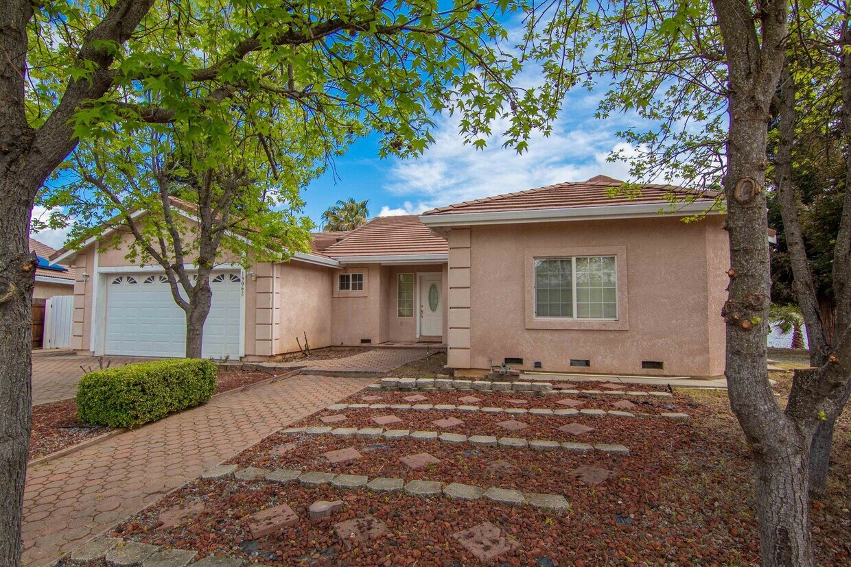 Foto principal - Beautiful Home Right on the Lake!