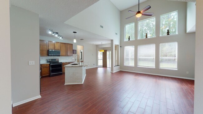 Building Photo - Beautiful 4 bedroom, 2.5 bathroom home for...
