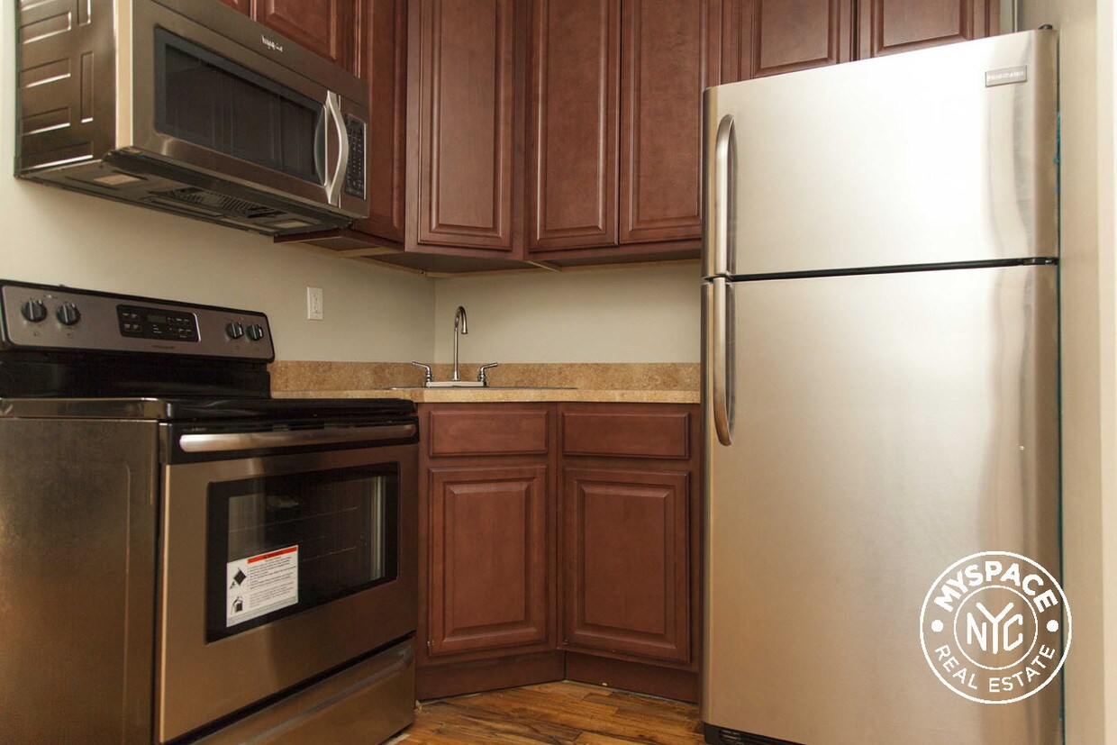 Foto principal - 851 Lincoln Pl