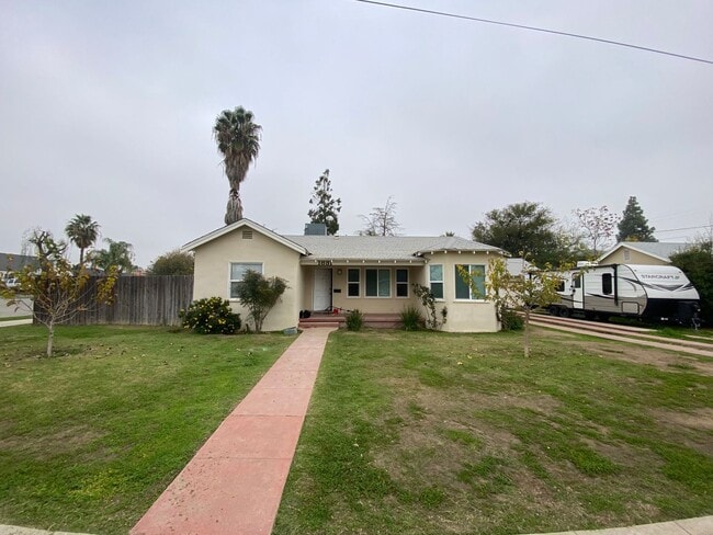 Foto del edificio - Follow the yellow brick to this Remodeled 2 BD 1 BA House in NE Bakersfield