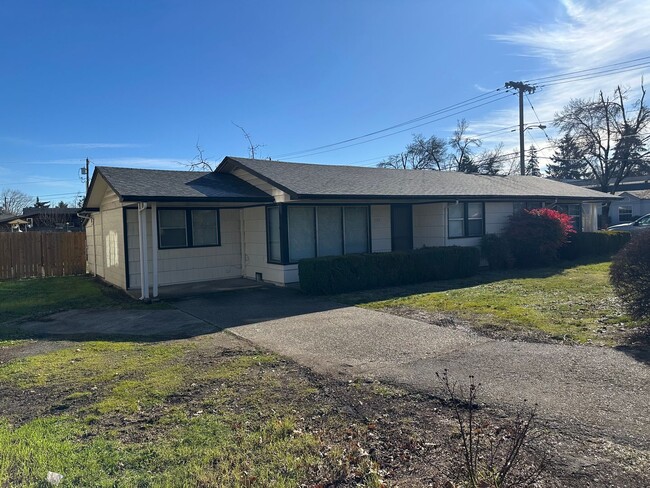 Building Photo - 2 bedroom 1 bathroom duplex in Eugene!