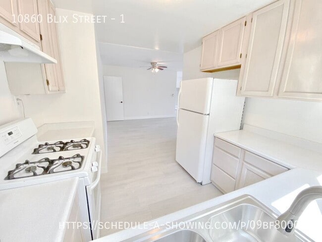 Building Photo - 10860 Blix St