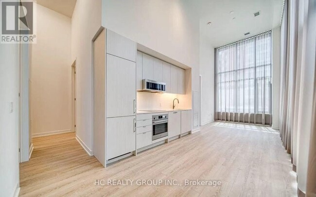 Photo du bâtiment - 250 Lawrence Ave W