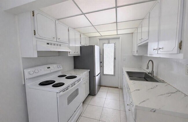 Foto del edificio - 1855 Plunkett St