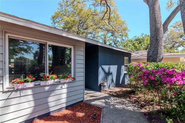 Building Photo - 912 Lakewood Dr
