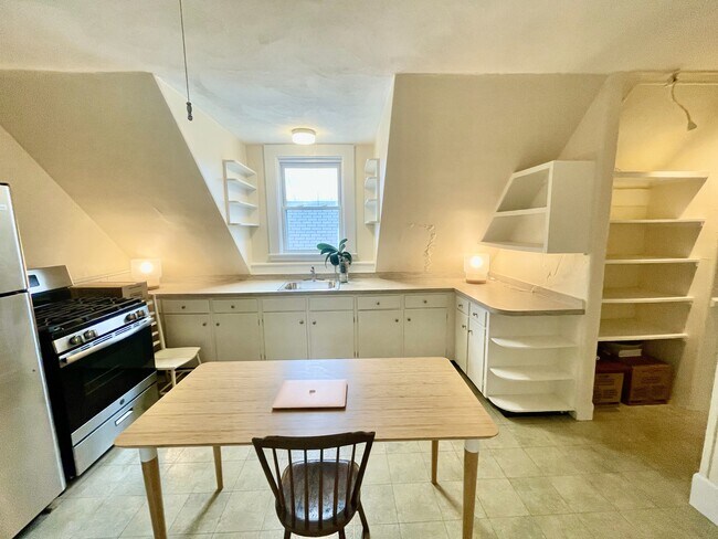 Building Photo - 36 School St