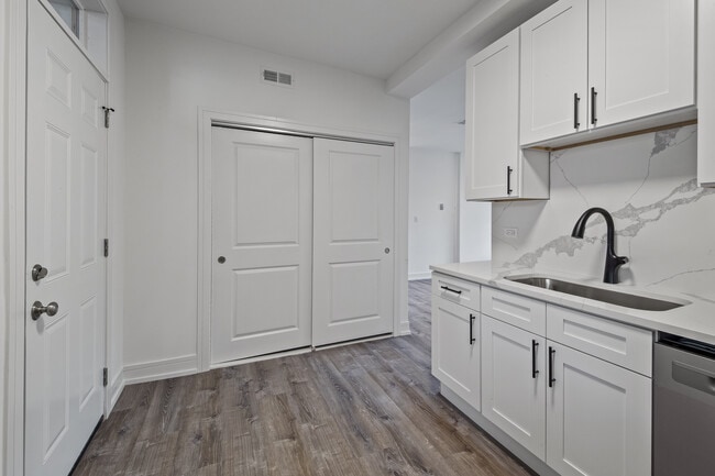 Building Photo - 1902 N Whipple St