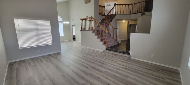 Foto del edificio - 5 bedroom, 3 full bath home in the Lakes!