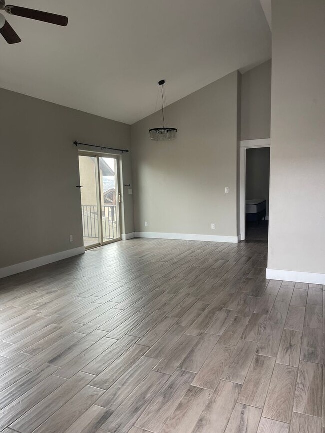 Building Photo - Beautiful Townhome