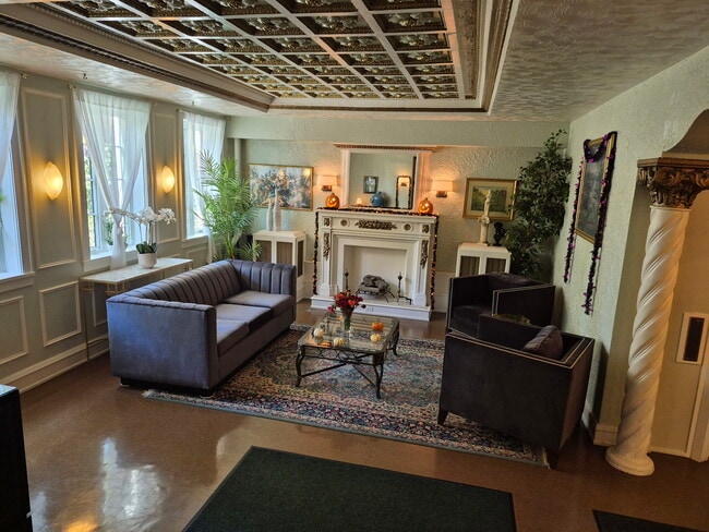 Lobby - 4531 Ashland N Ave