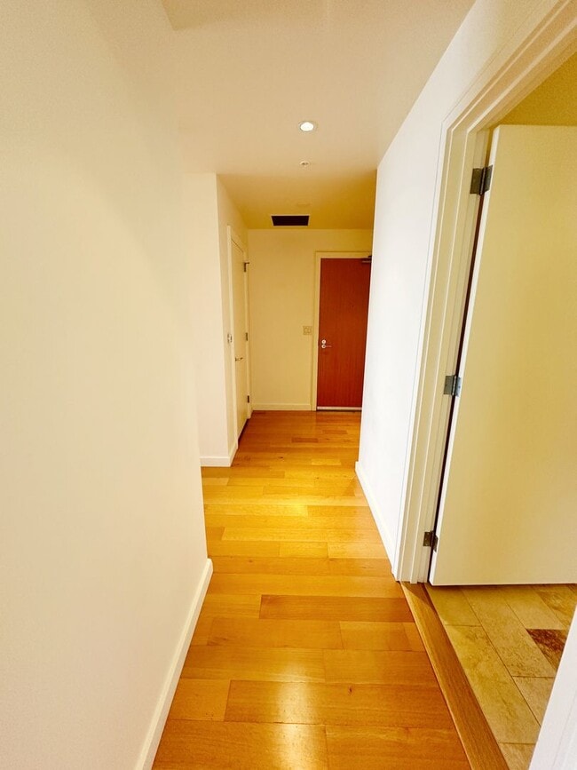 Building Photo - Spacious, open-concept 1-bedroom 7th floor condo in the South Waterfront District.