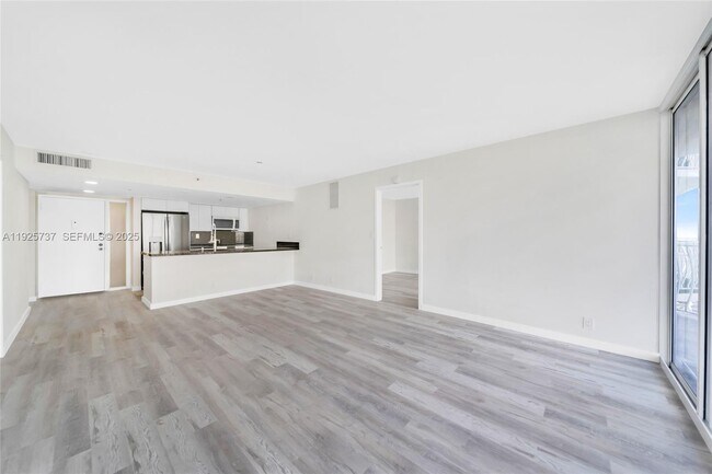 Foto del edificio - 7601 E Treasure Dr