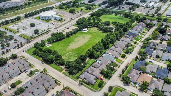 Foto del edificio - 10722 Sherburne Dr