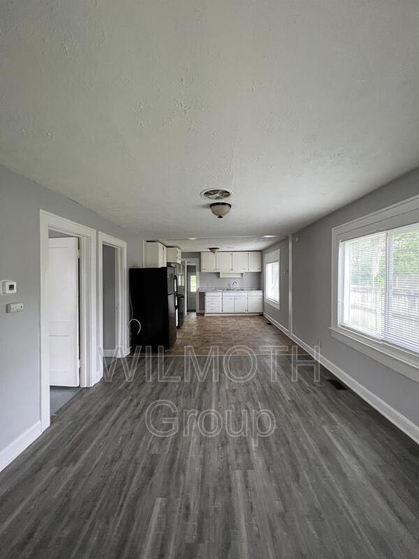 Building Photo - 1620 N Gladstone Ave