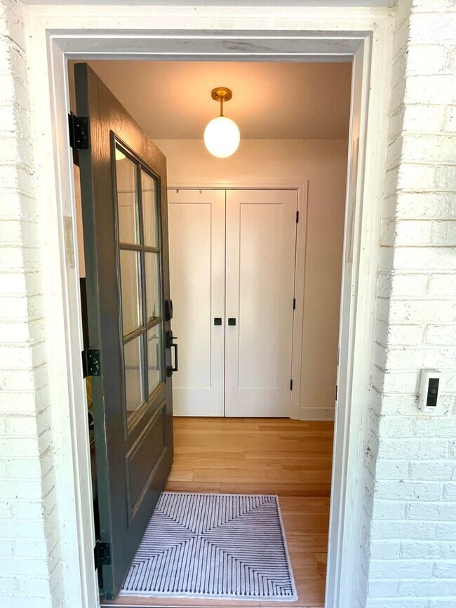 Foto del edificio - Newly Remodeled 3BD, 2.5BA Raleigh Home wi...