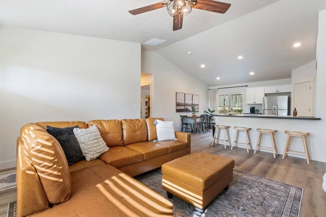 Building Photo - 44 S Sugar Loop Ln