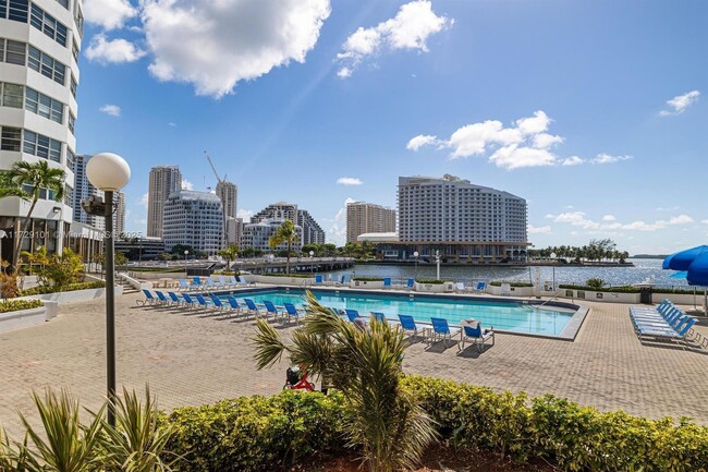 Foto del edificio - 905 Brickell Bay Dr