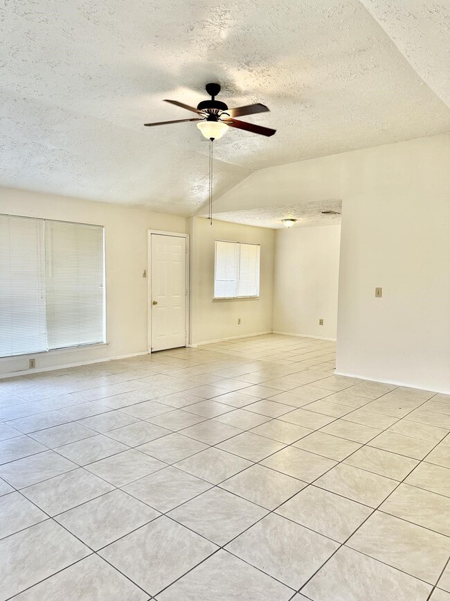 Building Photo - 2015 Lazy Ln