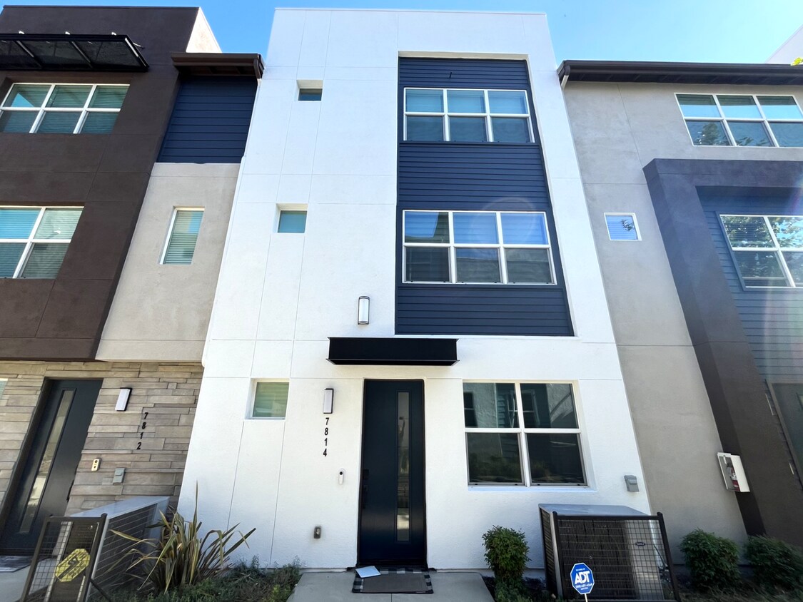 Foto principal - 3 bed, 2.5 bath located in Rancho Cucamonga!