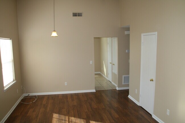 Foto del edificio - 2 BD / 1BA Attached home with fenced in ya...
