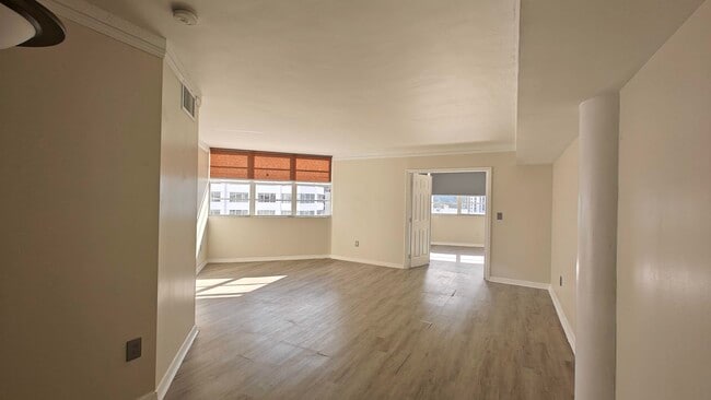 Building Photo - 825 Brickell Bay Dr