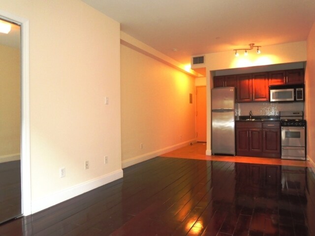 Primary Photo - 303 E 72nd St