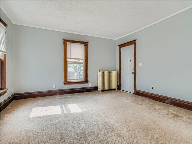 Building Photo - 597 Geranium Ave E