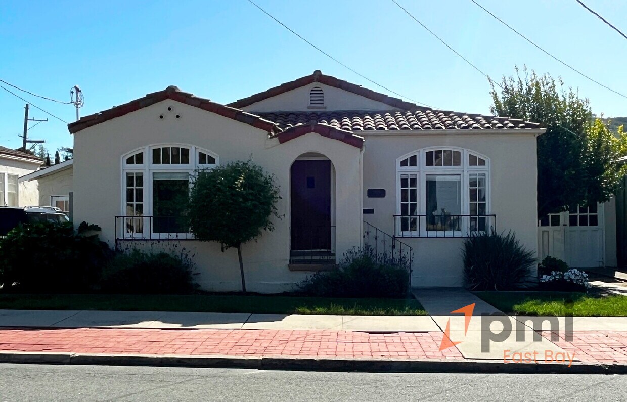Primary Photo - Inviting 2bd Craftsman Bungalow w/ Origina...