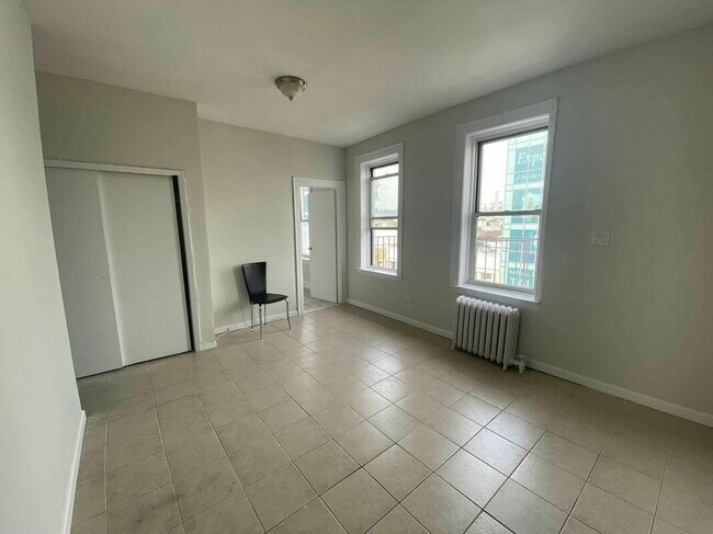 Building Photo - 3255 Steinway St