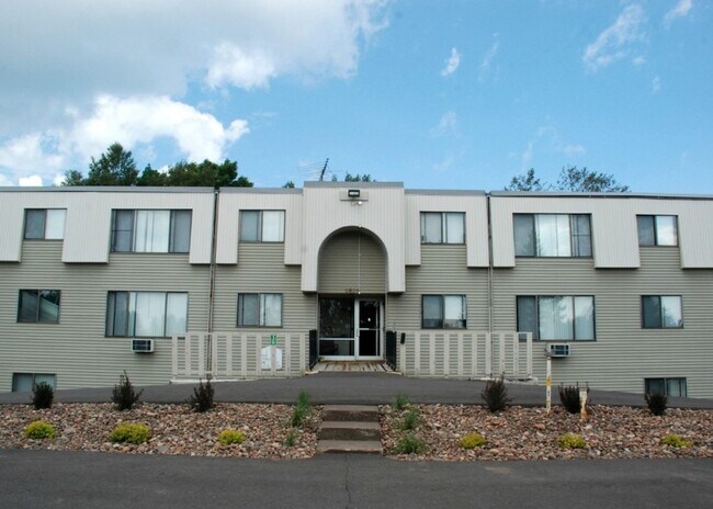 Foto del edificio - Fully Renovated Unit with a Walk Out Deck!! Ground Level Two Bedroom Apartment Available Now!