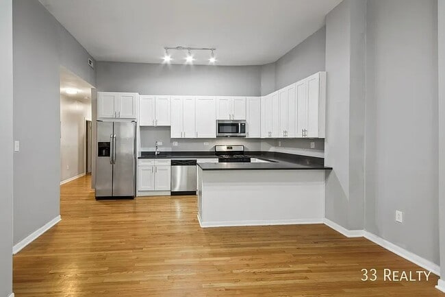 Photo - Spacious 4b/2b Top Floor, Wicker Park Avail July 1st! Apartment