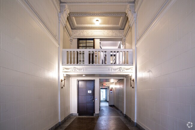Entrada y vestíbulo del edificio - 2414 Telegraph LLC