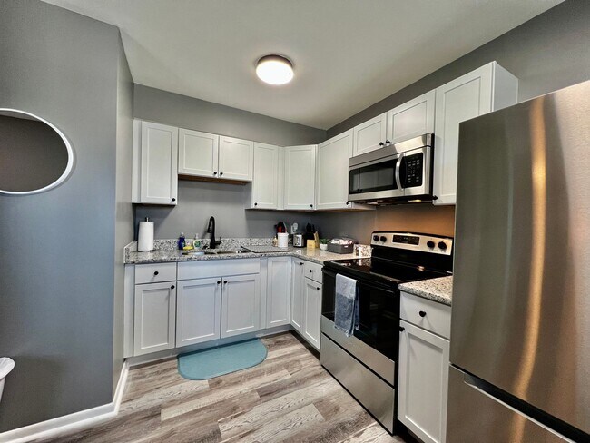 Building Photo - Charming, Stylish remodeled Trenton Apartment