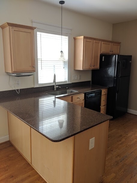 Building Photo - BIRKDALE VILLAGE 3 BEDROOM/2 BATH