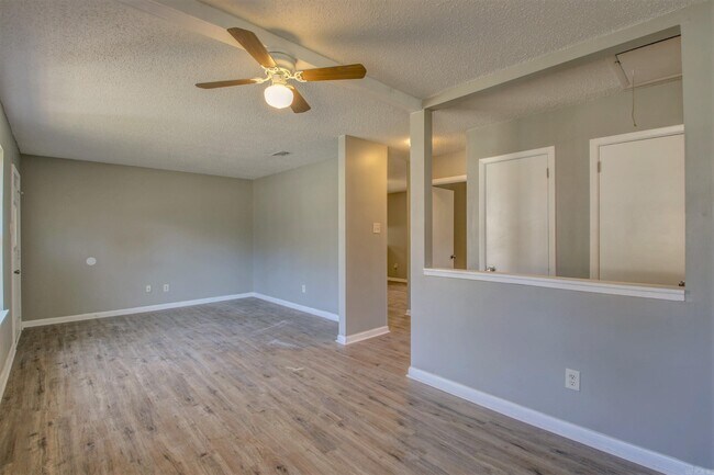 Building Photo - 3301 Green Dr