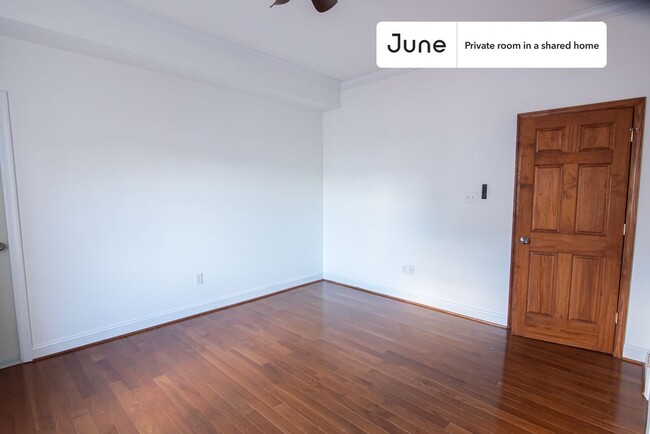 Foto del edificio - Private bedroom in 3 bed/3.5 bath Home