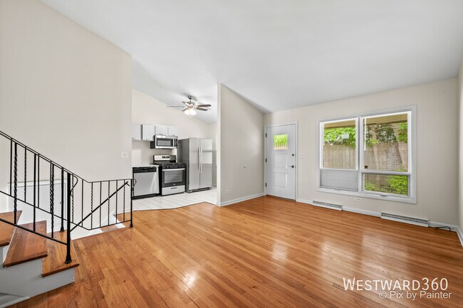 Foto del edificio - 325 E Lake St