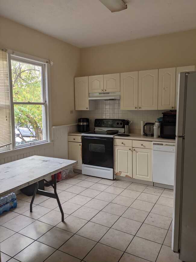 Kitchen - 417 Woodland Ave