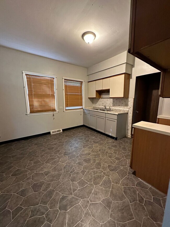 Building Photo - Multi-Family House 3 bed 1 bath FOR RENT!