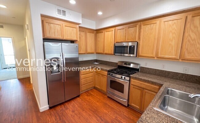 Foto del edificio - 3 Bed/3 Bath Townhome with Garage / Vouchers Accepted / Available Now!