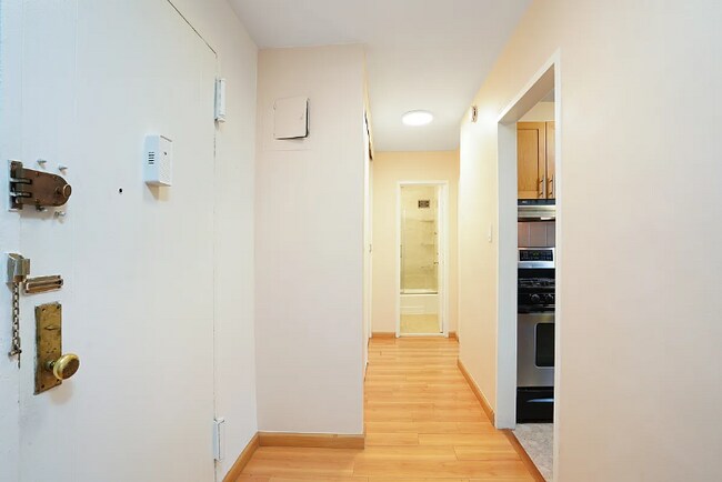 Foto del edificio - 3130 Irwin Ave