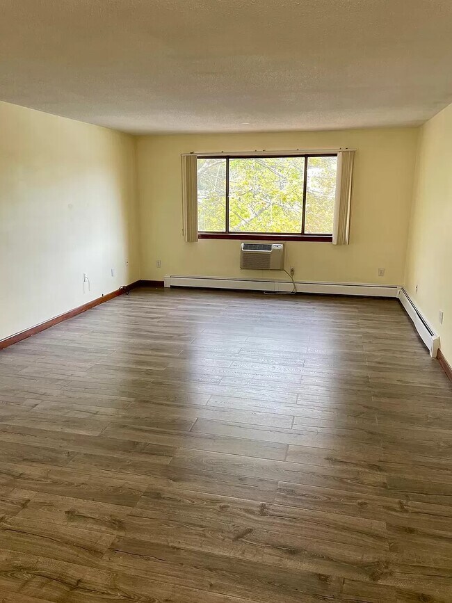 Open living & dining room concept - 9 Hallmark Gdns