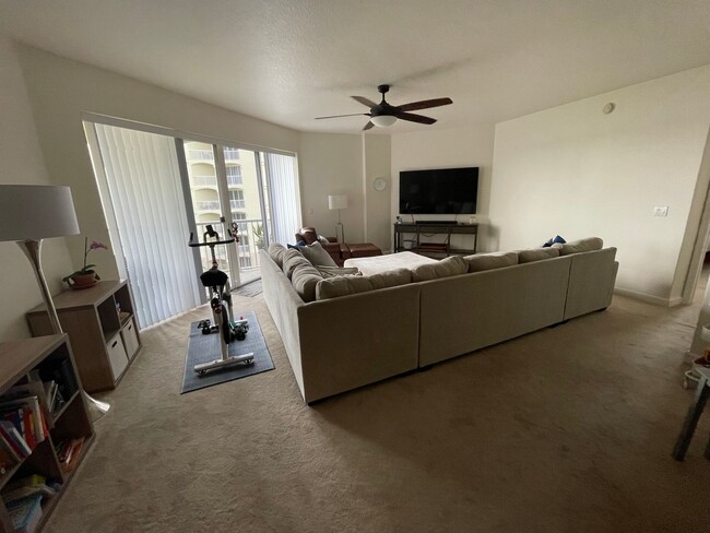Building Photo - 3 Bedroom/2 Bathroom 6th floor unit at Pro...
