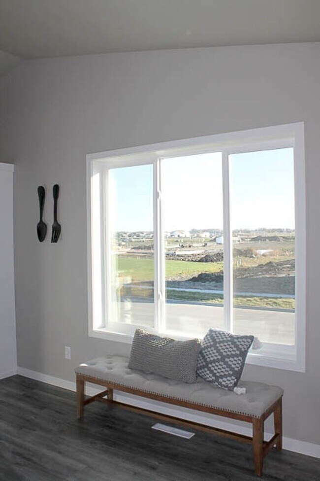 Building Photo - 4 Bed 3 Bath Single Family Home