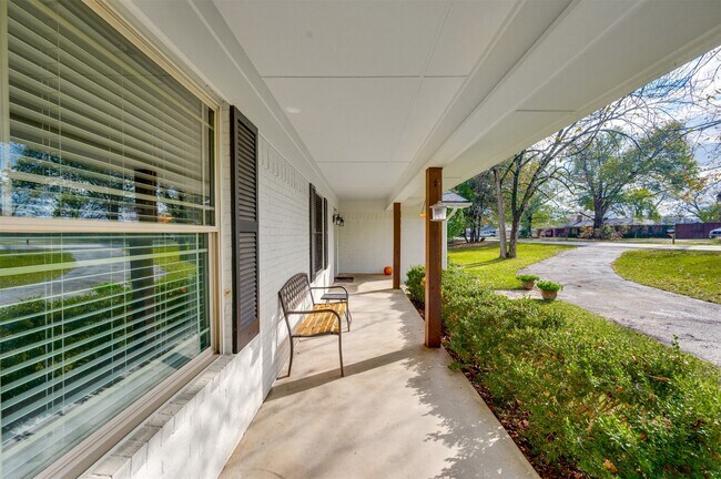 Foto del edificio - 215 Perryman Rd