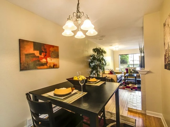 Foto del edificio - Welcome to this charming townhouse