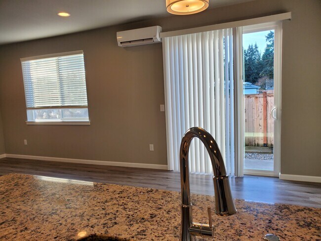 Foto del edificio - 6906 Delaney Ln NE
